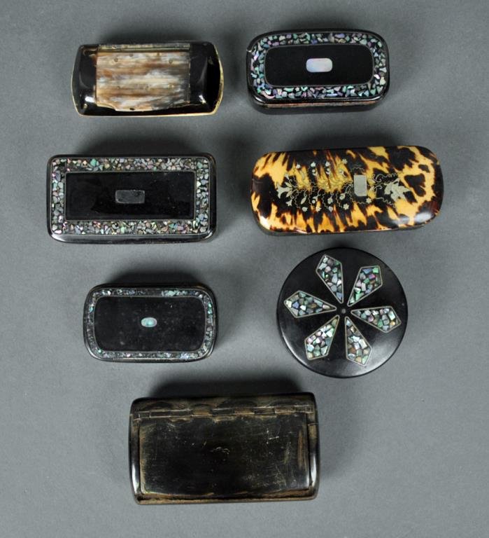 (7) ANTIQUE SNUFF BOXES: including 4 black lacquered papier mache with abalone decoration, 2 horn, and a horn with tortoise shell lid, estate condition including cracking, loss, etc., some with interior sticker residue, wides