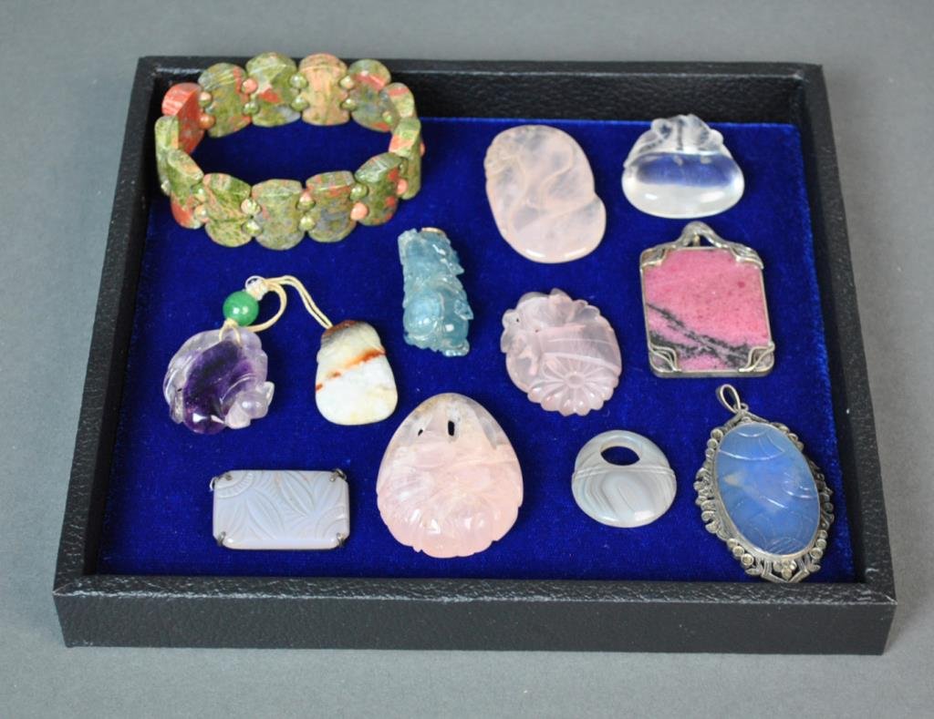 (12) PIECE CARVED QUARTZ & AGATE GROUP: including an agate stretch bracelet, rose quartz pendants, a tested silver mounted pendant, a marcasite mounted pendant, a necklace clasp, a blue quartz free-form pendant (some chipping), etc., larges