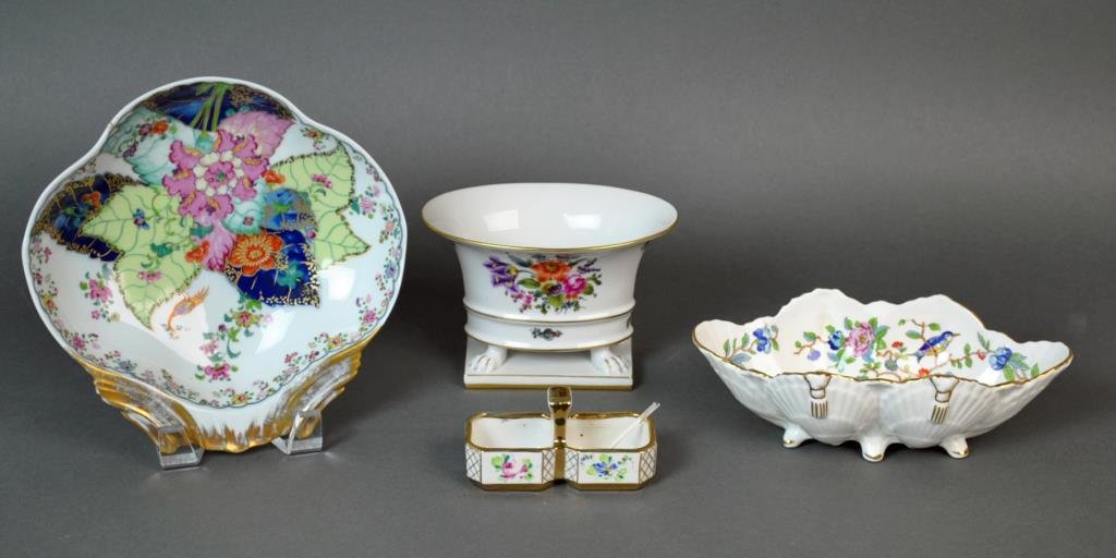 (4) PIECE CONTINENTAL PORCELAIN GROUP: including a Mottahedeh shell dish, a French double salt, an Aynsley Pembroke shell dish and a footed cachepot, tallest 4in.