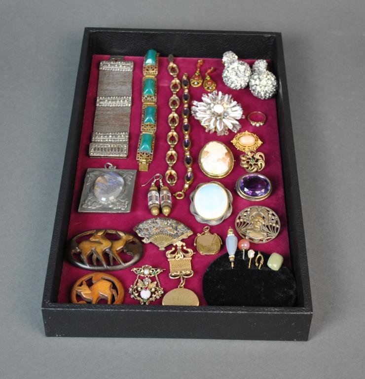(27) PIECE VINTAGE JEWELRY GROUP: including 4 bracelets (6-7in.), a cameo pin, 2 wood deer pins, other pins, pierced earrings, lockets, pendants, lapel pins, and a ring, largest pin 2.5in.