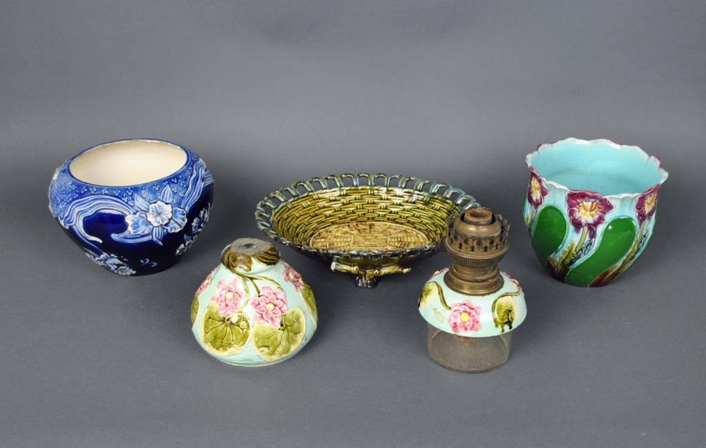 4-PIECE MAJOLICA (AS IS) GROUP: including a 6" French cachepot (base chips), a 6.5" blue & white jardiniere (rim chips, repaired bottom), a 10" oil lamp and base (moderate putty residue to base bottom, minor rim chip), and a 12" ret