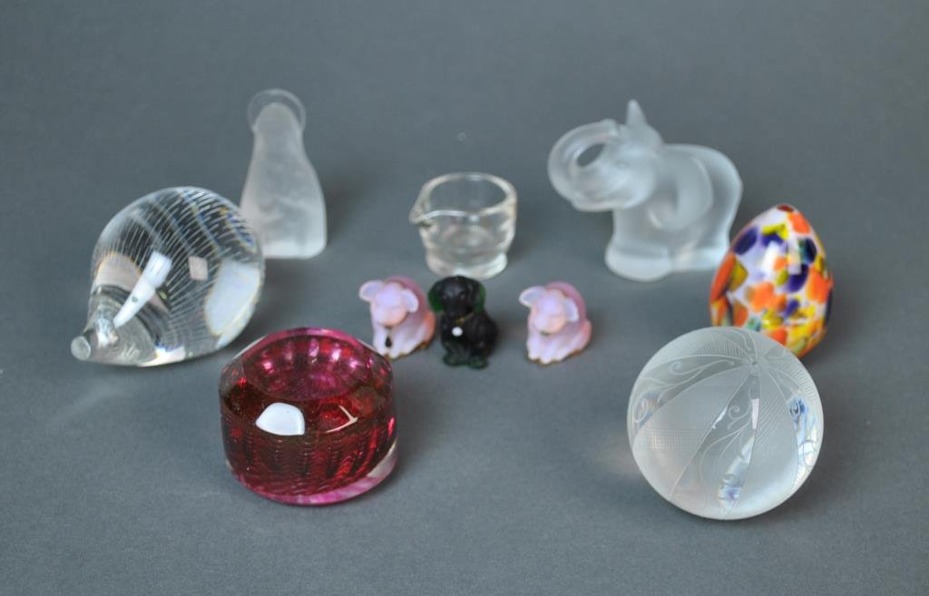 (10) PIECE GLASS MINIATURE & COLLECTIBLE GROUP: including a Kosta porcupine, 2 pink opalescent pigs (one missing glass pendant dangle), a Sevres elephant, a green dog, a frosted Madonna, an end-of-day egg, a ruby paperweight, an etched ball paperwe
