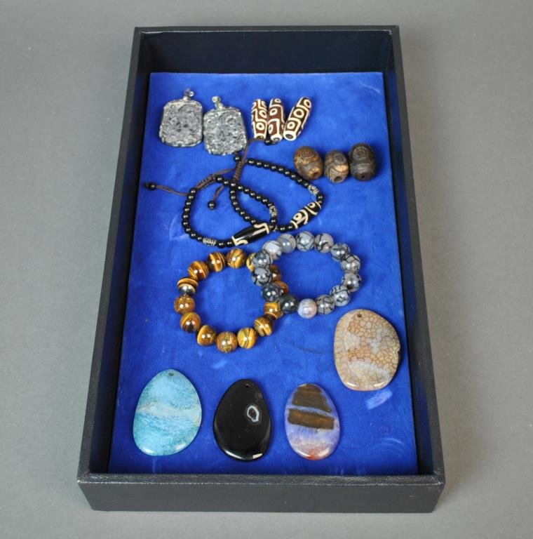 (16) PIECE CHINESE JEWELRY GROUP: 20thC., including 4 hardstone toggles, 2 carved stone pendants, a tiger's eye beaded bracelet, an agate beaded bracelet, 2 Dzi beaded bracelets, 3 loose Dzi beads, and 3 additional loose beads