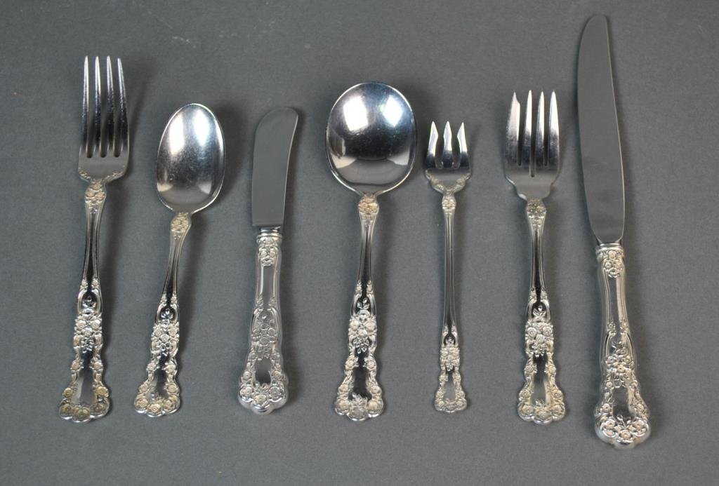 (95) PIECE GORHAM BUTTERCUP STERLING FLATWARE SET: including 12 each place knives, place forks (one fork slightly larger), salad forks, soup spoons, teaspoons, butter spreaders, and seafood forks, and 11 serving pieces comprising 3 serving spoons, a s