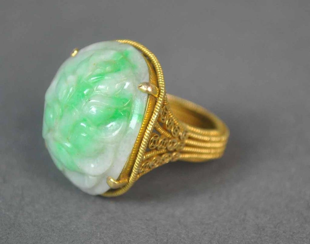 CHINESE GOLD & CARVED JADE RING (1 of 2)