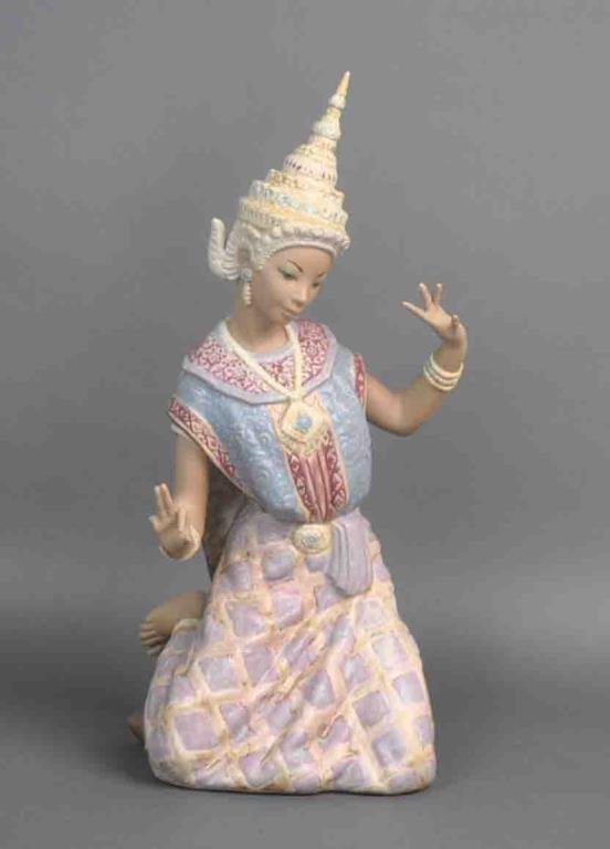 LLADRO FIGURINE - THAI DANCER (1 of 3)