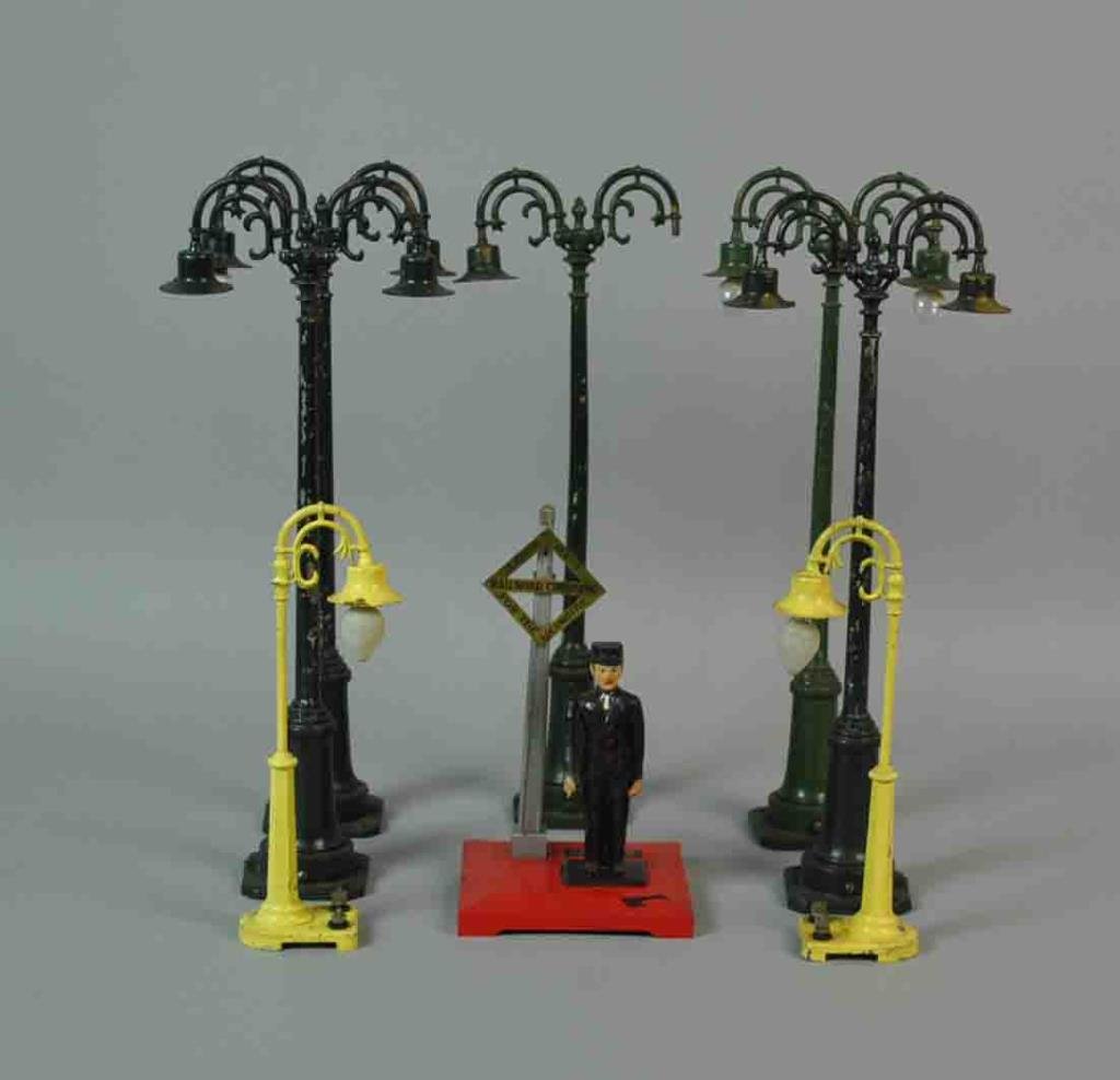 (8) VINTAGE LIONEL TRAIN ACCESSORIES (1 of 3)