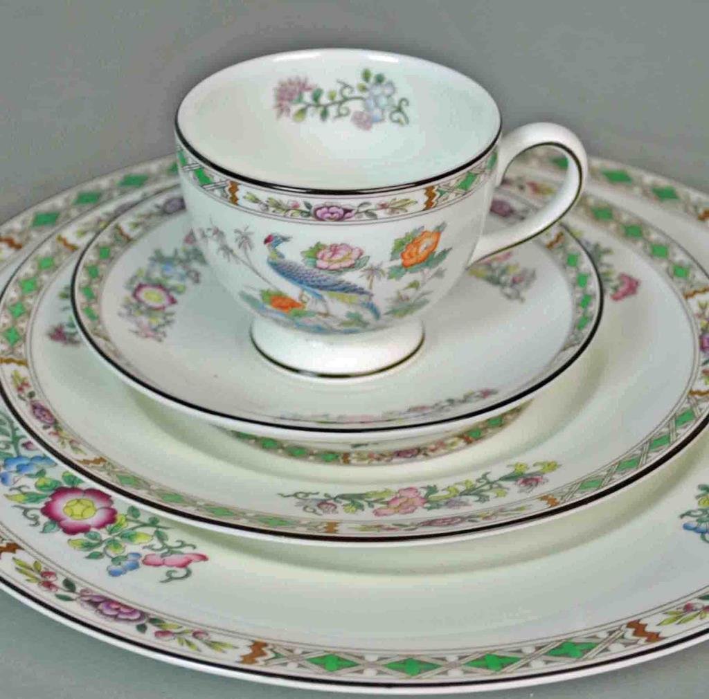 (49) PIECE WEDGWOOD KUTANI CRANE CHINA SET: includes 12 teacups and saucers, 10 dinner plates, 6 salad plates, and 9 service pieces