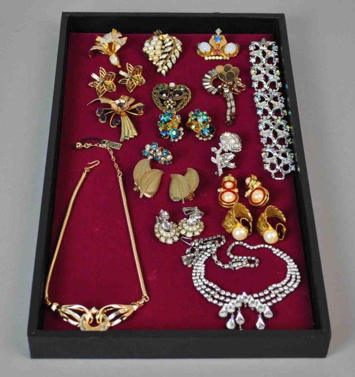 (17) PIECE SIGNED COSTUME JEWELRY GROUP (1 of 1)