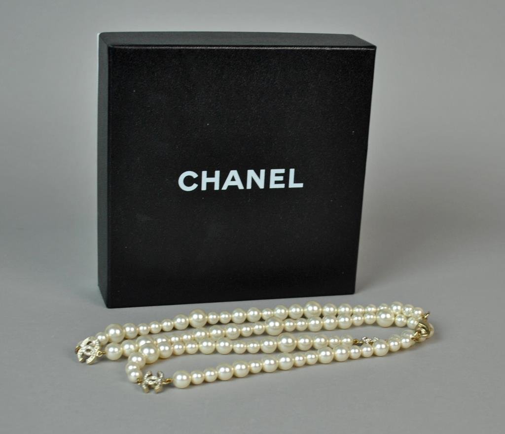 CHANEL FAUX-PEARL LOGO NECKLACE (1 of 3)
