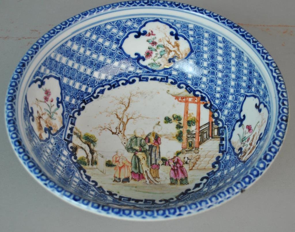 CHINESE EXPORT FAMILLE ROSE FOOTED BOWL (1 of 5)