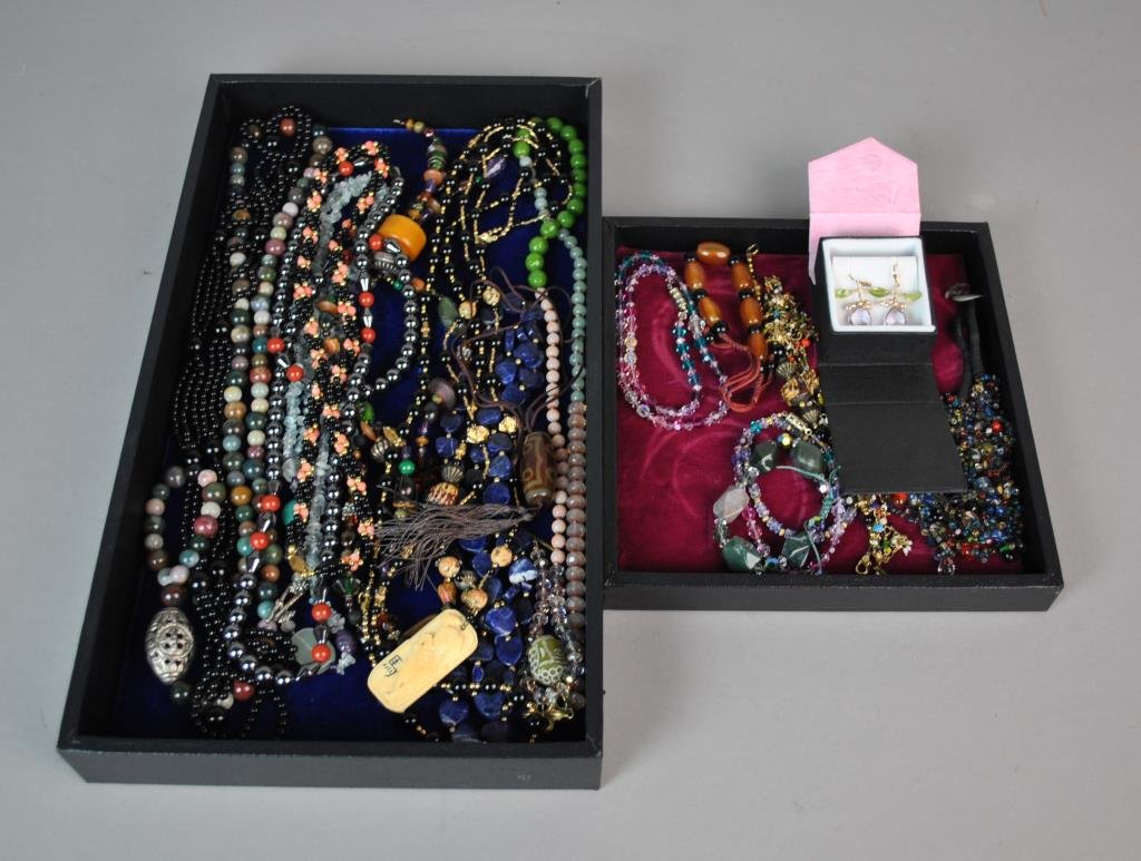 (20) PIECE COSTUME JEWELRY GROUP: including necklaces, bracelets, earrings, etc., most glass and stone beads