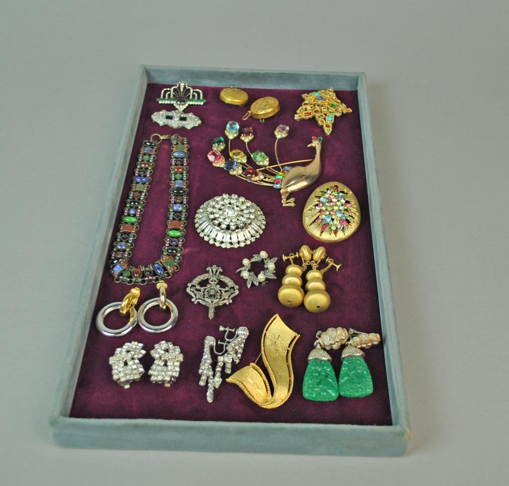 (17) PIECE VINTAGE COSTUME JEWELRY GROUP (1 of 2)