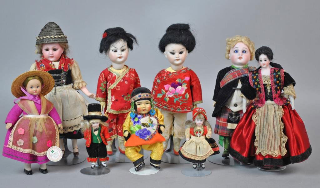 (9) INTERNATIONAL DOLLS (1 of 6)