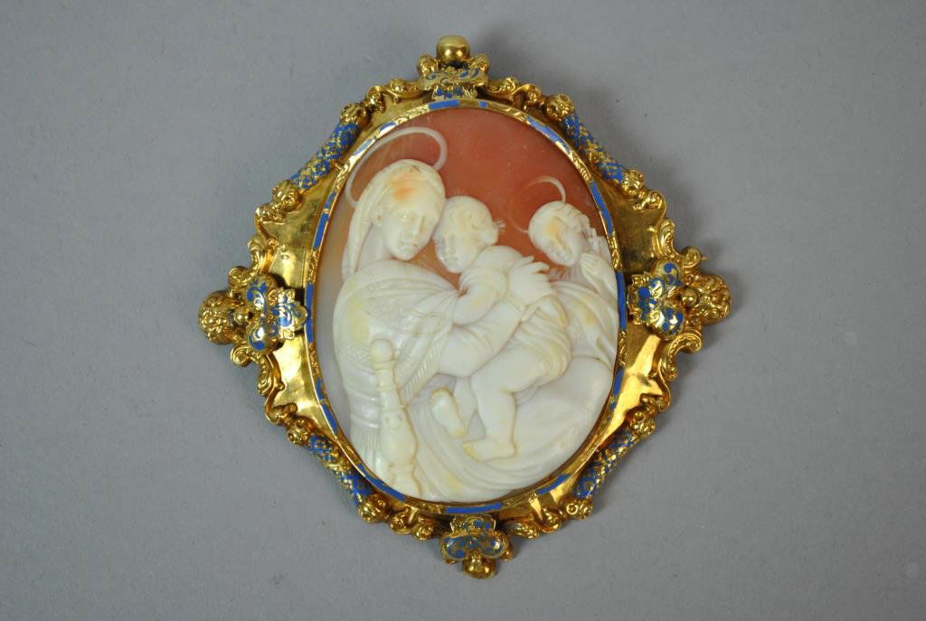 22K LARGE VICTORIAN CAMEO PIN (1 of 2)