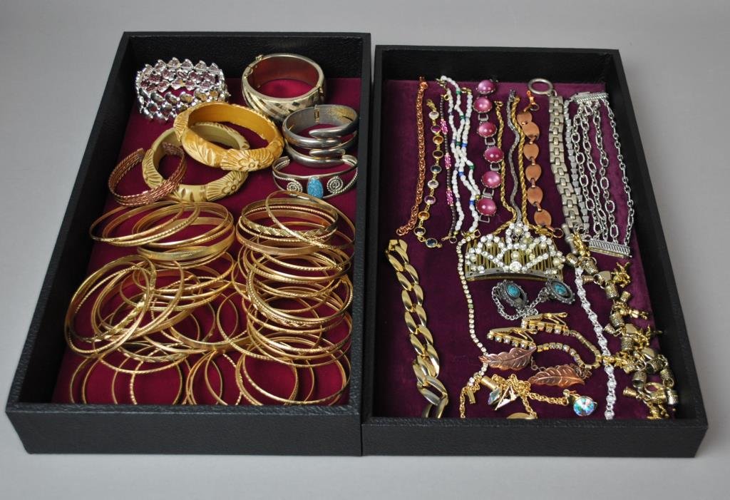 (75+) PIECE VINTAGE COSTUME JEWELRY GROUP: including bangles, bracelets, sweater clips, and a crown form hair comb, some signed