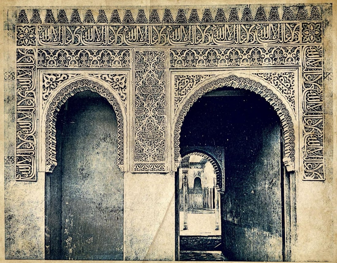 ISLAMIC ARCHITECTURAL DETAIL – ARCHED DOORWAYS WITH CALLIGRAPHY AND ARABESQUE DESIGNS - PRINT: ISLAMIC ARCHITECTURAL DETAIL – ARCHED DOORWAYS WITH CALLIGRAPHY AND ARABESQUE DESIGNS - PRINTTHIS STRIKING IMAGE CAPTURES A CLASSIC EXAMPLE OF ISLAMIC ARCHITECTURE, SHOWCASING TWO HORSESHOE ARCH DOO