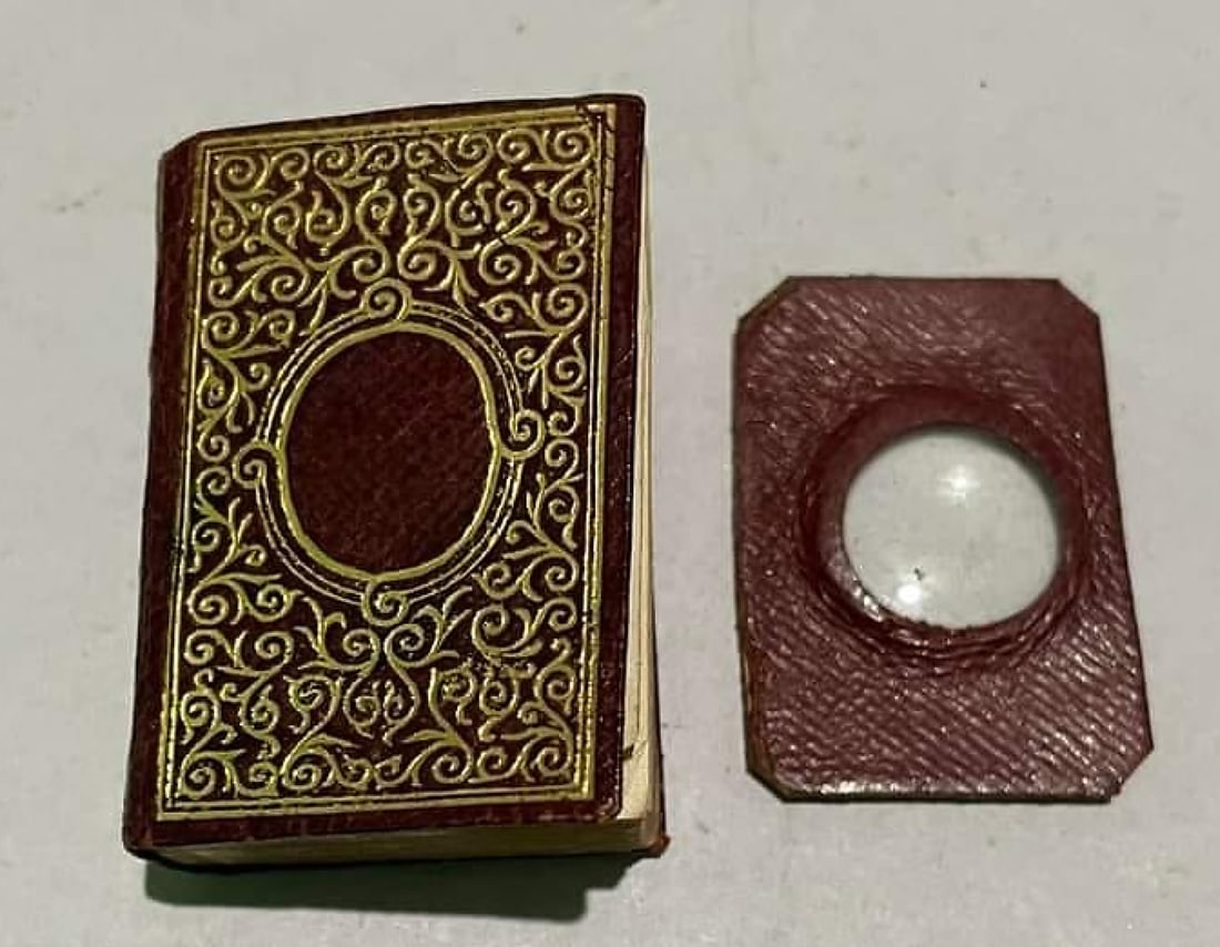 THE HOLY BIBLE CONTAINING THE OLD AND NEW TESTAMENTS “WORLD’S SMALLEST BIBLE” GLASGOW, - 3