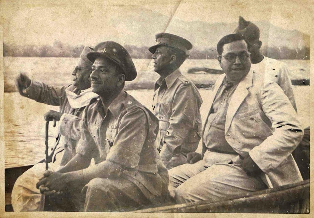 HISTORIC PHOTOGRAPH OF INDIAN MILITARY AND CIVIL LEADERS DURING FIELD VISIT: HISTORIC PHOTOGRAPH OF INDIAN MILITARY AND CIVIL LEADERS DURING FIELD VISIT THIS BLACK-AND-WHITE VINTAGE PHOTOGRAPH CAPTURES A GROUP OF PROMINENT MILITARY OFFICERS AND A CIVILIAN OFFICIAL ON A BOAT,