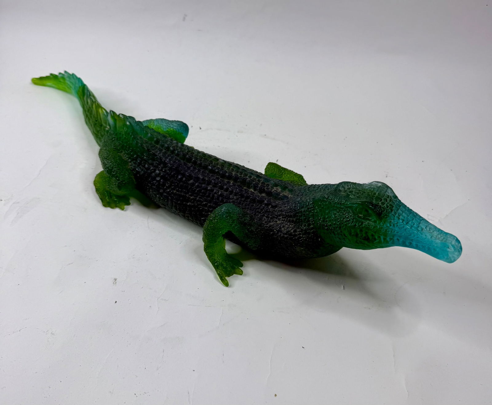 Daum Style Alligator Pate De Verre: Daum style France crystal alligator ffigurine crafted using a Pate De Verre technique. We are not able to locate a signature. Two toes are chipped.