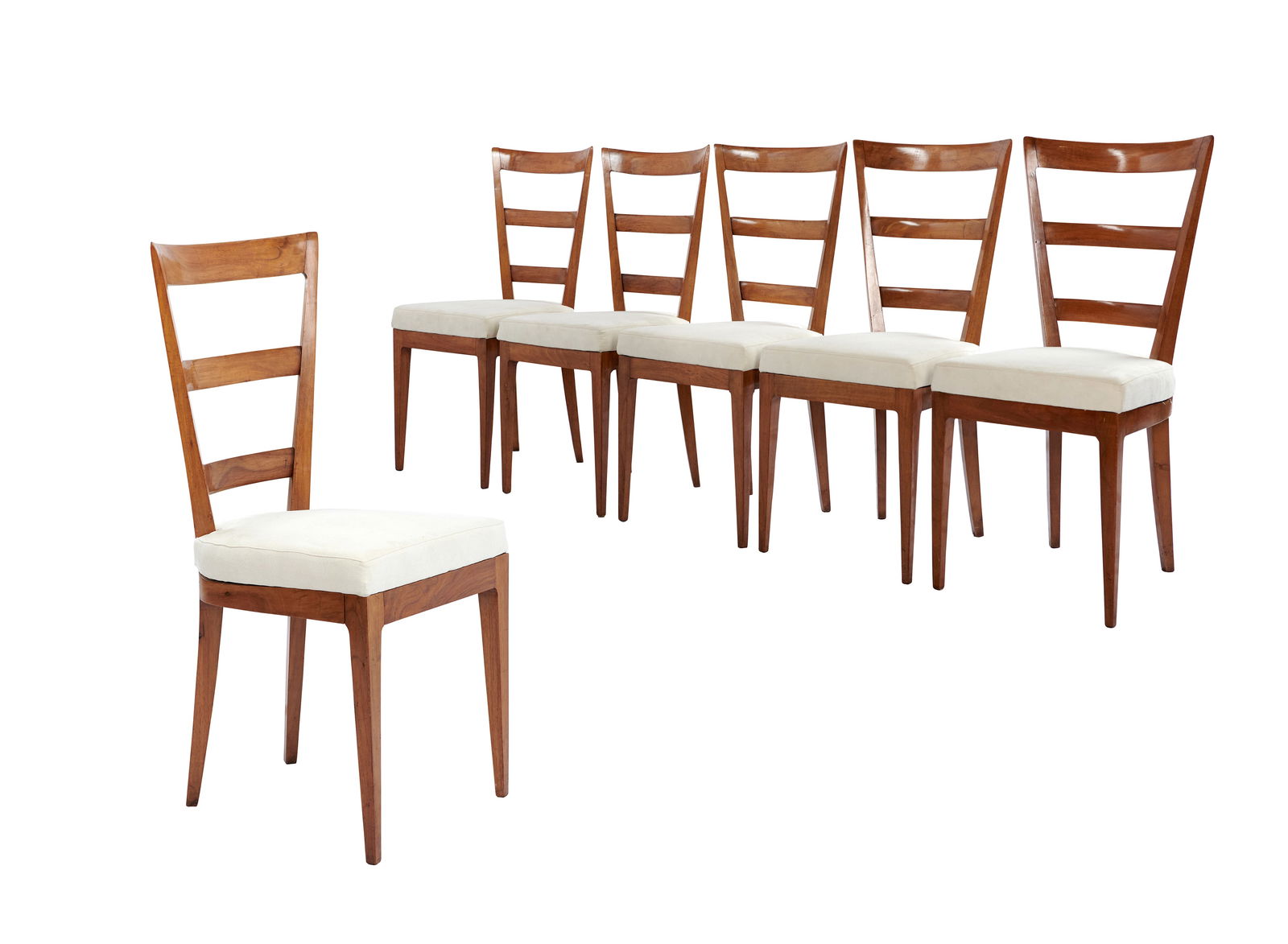 Gio PONTI 1891-1979 Suite de six chaises, circa 1940: Structure en noyer, dossier haut à trois bandeaux reposant sur quatre pieds gaine, garniture de l'assise en tissu beige96 cm x 42 cm x 43,5 cmProvenance : Artcurial vente 4240 du 30/11/2022Bibliograp