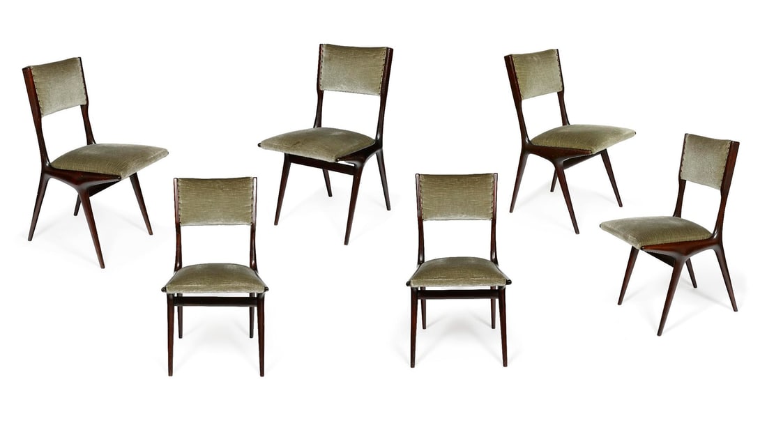 Carlo DE CARLI 1910-1999 Suite de six chaises modèle 634, 1954: Structure et piètement en acajou, assise et dossier tapissés de velours clouté vert à reflets dorésÉdition CassinaHauteur : 85 cm - Largeur : 45 cm - Profondeur : 58 cmBibliographie :R. Aloi, Mo