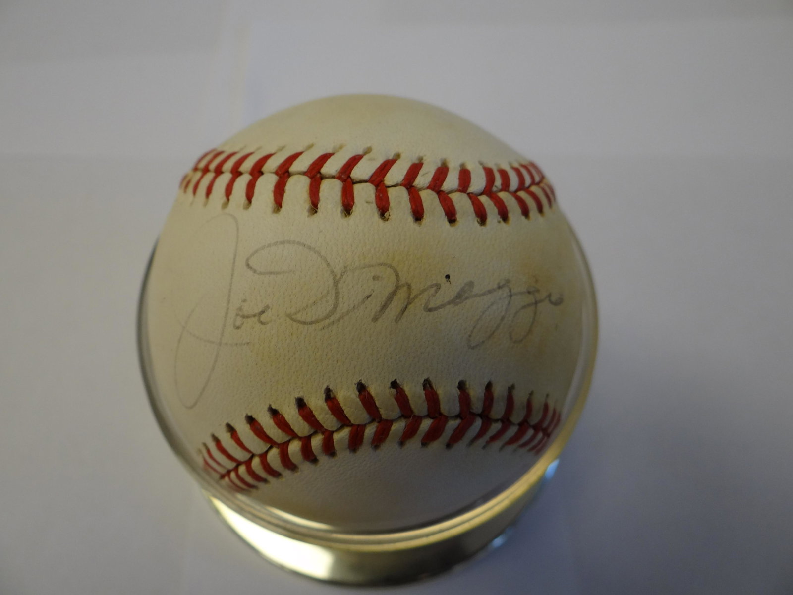 Joe DiMaggio Signed Autographed MLB Baseball.: Joe DiMaggio Signed Autographed MLB Baseball. Certificate of Authenticity Phil Castinetti's Sportsworld