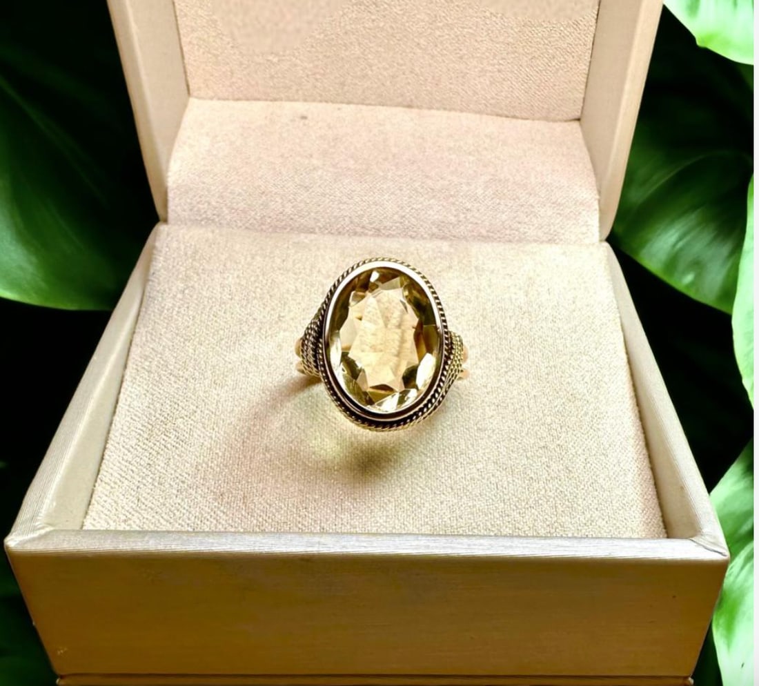 Wonderful 60's Made in Italy handcrafted Ring with a Charming Citrine set on 18k Solid Gold (1 of 3)