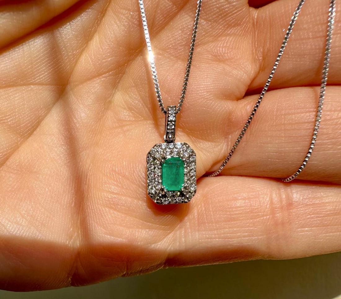 Authehtic 0.33ct Colombian Emerald set on 18k Solid Gold Charming Necklace with Natural Diamonds (1 of 6)