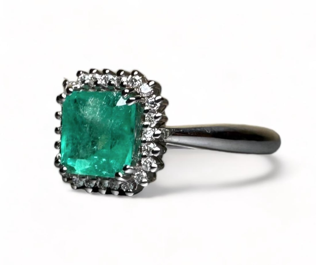 Authentic and Beautiful 1.51ct Colombian Emerald set on a 18k Solid Gold Ring with 0.24ct natural (1 of 4)