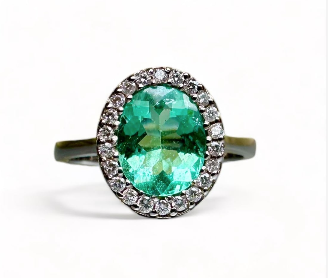 Genuine and Full of  Green 1.42ct Colombian Emerald set on a 18k Solid Gold Ring with 0.22ct natural (1 of 6)
