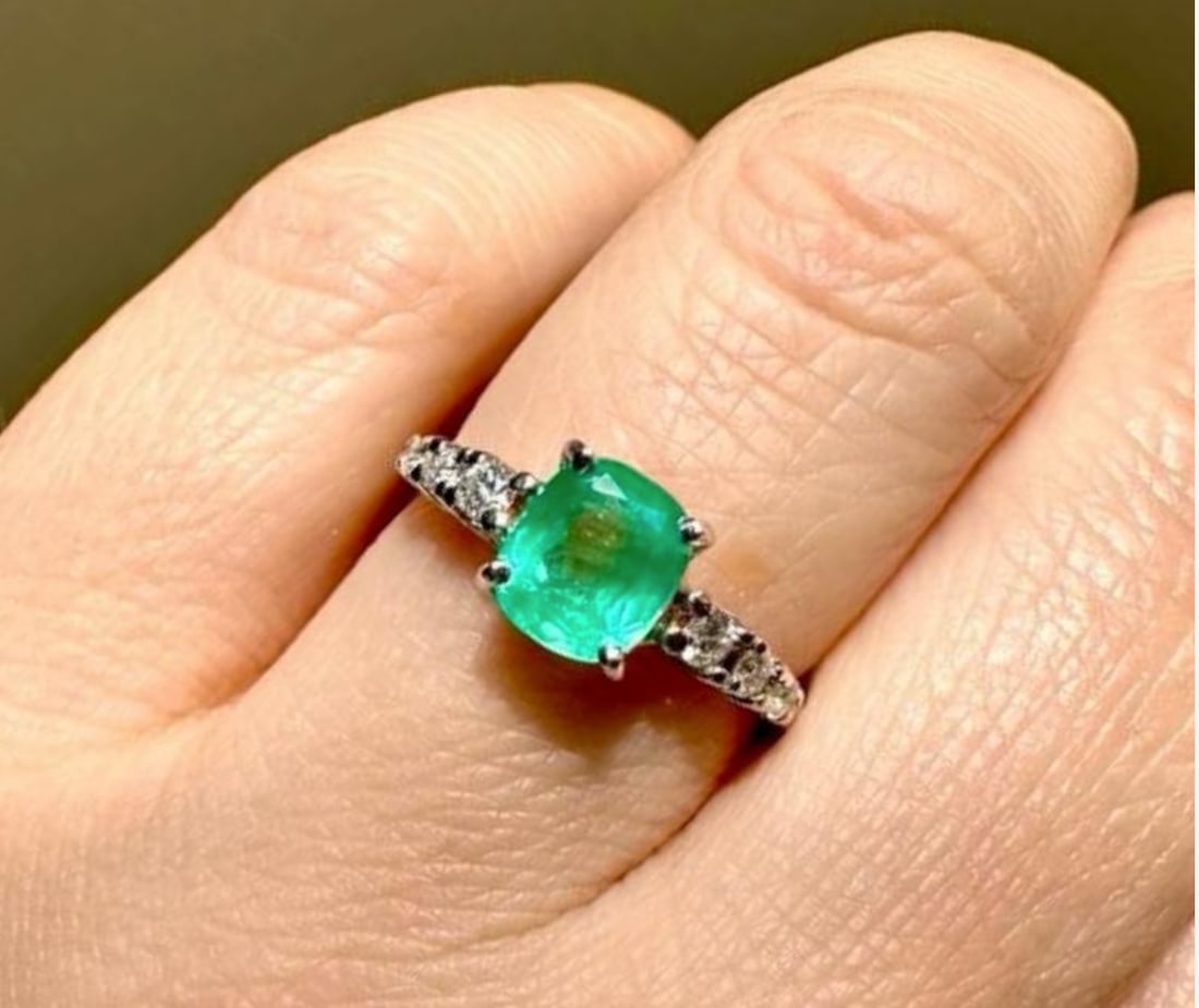 Make it Yours! This is a 1.31ct Colombian Emerald set on a 18k Solid Gold Ring with 0.12ct natural (1 of 6)