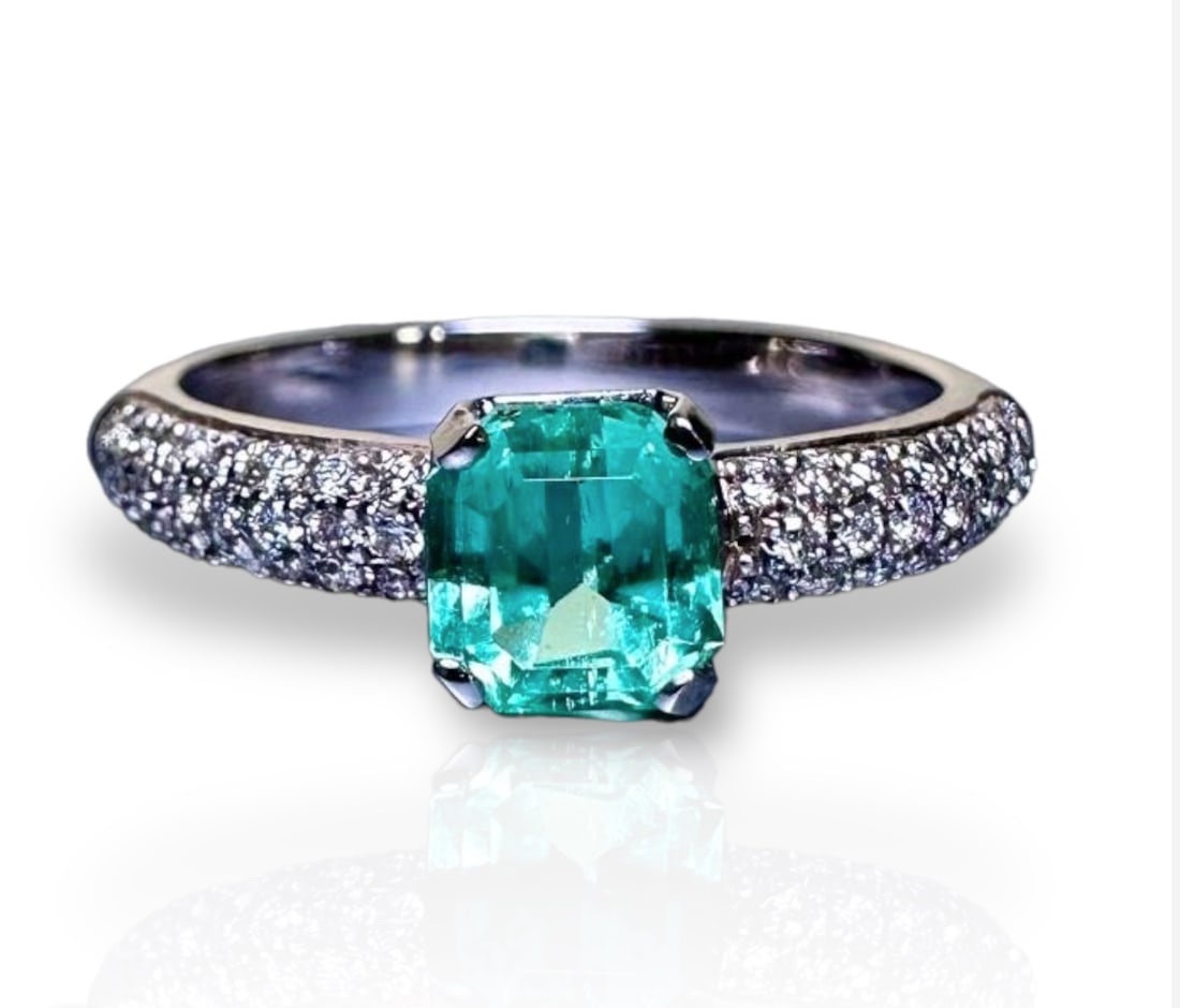 1.17ct Colombian Emerald  set on 18k Solid Gold Ring (1 of 4)