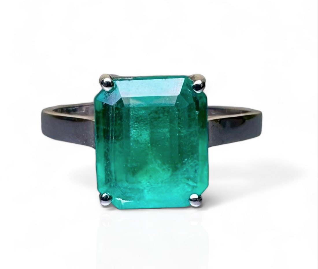 Elegant 2,28ct Genuine Colombian Emerald set on 18k solid gold Ring (1 of 4)