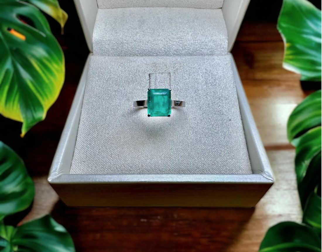 Genuine & Wonderful 2.00ct Colombian Emerald set in 18k solid Gold Ring (1 of 3)