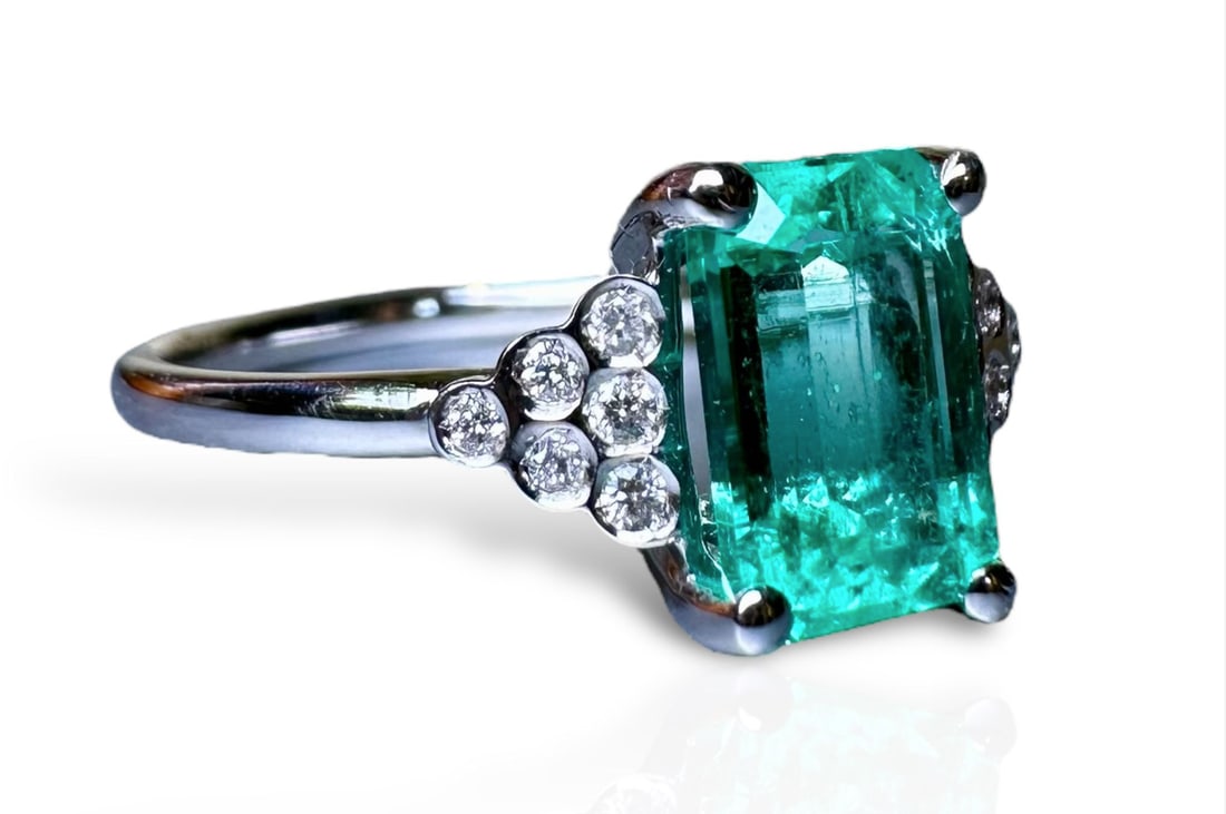 Wonderful 1.40ct Colombian Muzo Emerald set on 18k Solid Gold Ring with 0.07ct Natural Diamonds (1 of 3)