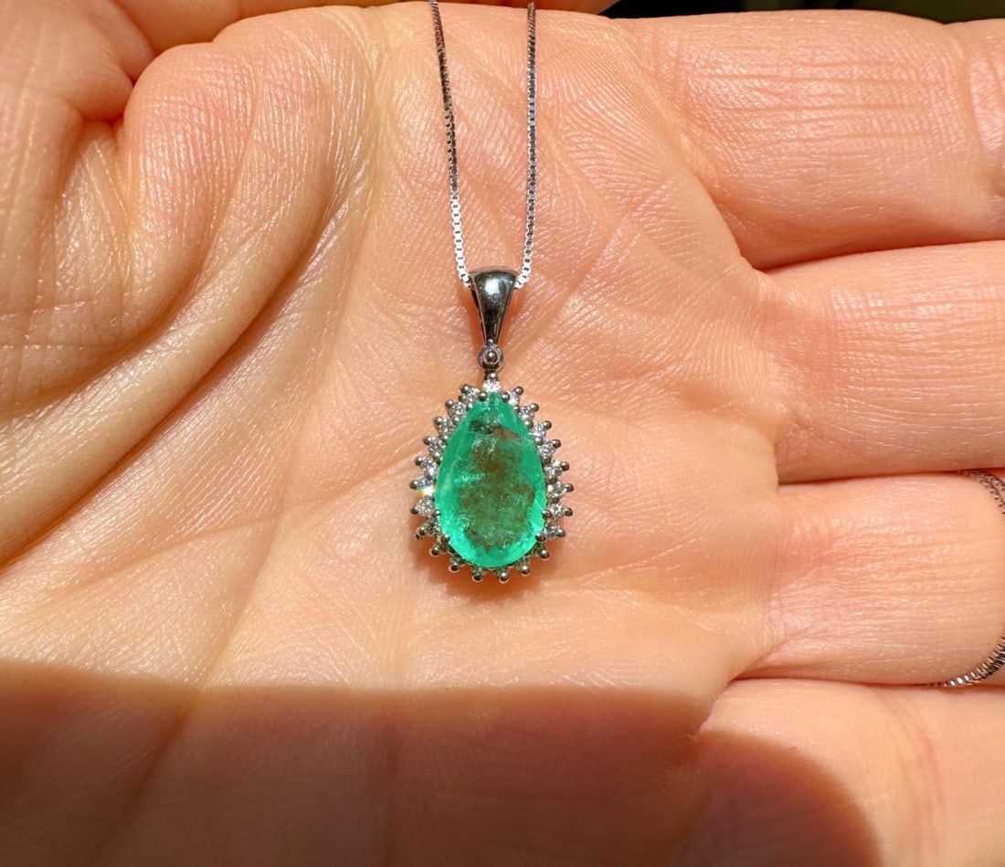 Genuine 1.45ct Colombian Emerald set on 18k Solid Gold Pendant with 0.16ct Natural Diamonds (1 of 3)