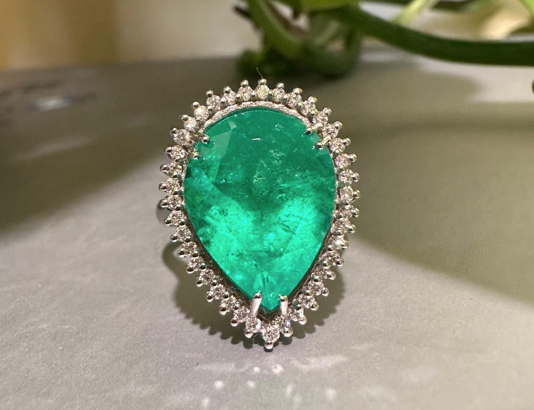 Huge and Charming 7.20ct Genuine Muzo Colombian Emerald set on 18k Solid Gold Ring with Natural (1 of 4)