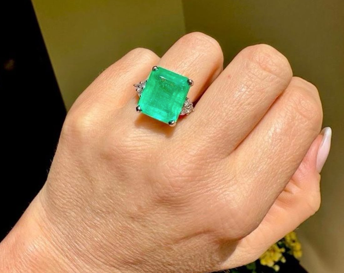 How to miss this Incredible 11.80ct Huge & GRS Certified Colombian Emerald Ring set on 18k Solid (1 of 3)