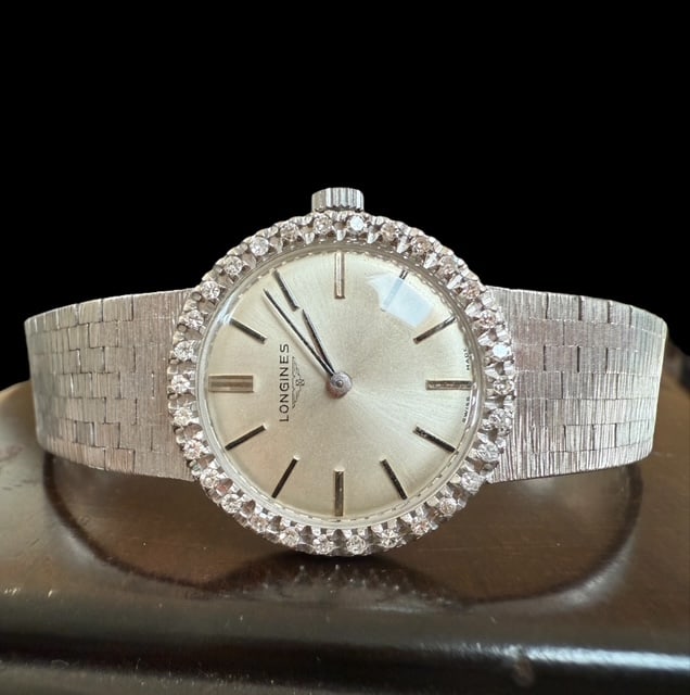Superlative 18k Solid Gold and Diamonds Longines Ladies' wristwatch: Superlative 18k Solid Gold and natural extra white Diamonds Longines Ladies' wristwatch Manual winding The watch comes as you can see thru the pictures Case: 25x25mm crown excluded Perfectly working S