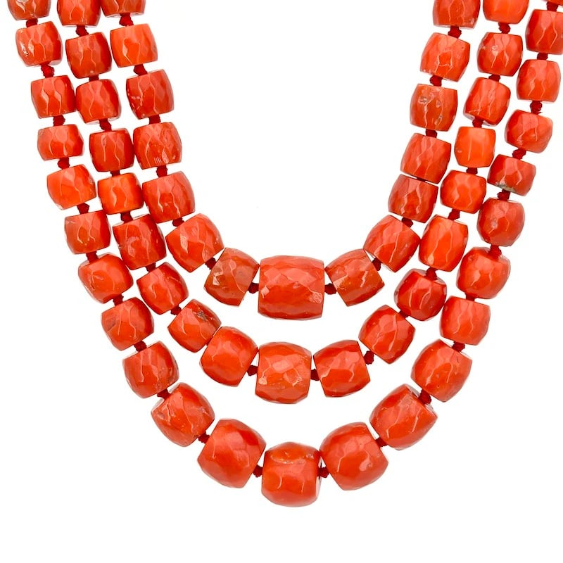 Elegant Three-strand Necklace made of Stunning Mediterranean Red Colral weighing 153,6gr (1 of 7)