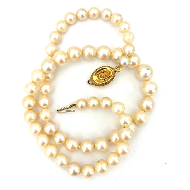 Elegant Graduated Akoya Pearl Choker Necklace with Diamond-Textured 18k Yellow Gold Clasp - 44.60 g: A charming choker necklace featuring naturally imperfect yet lustrous Akoya pearls arranged in a graduated sequence, complemented by a finely crafted diamond-textured 18k yellow gold clasp. This piece