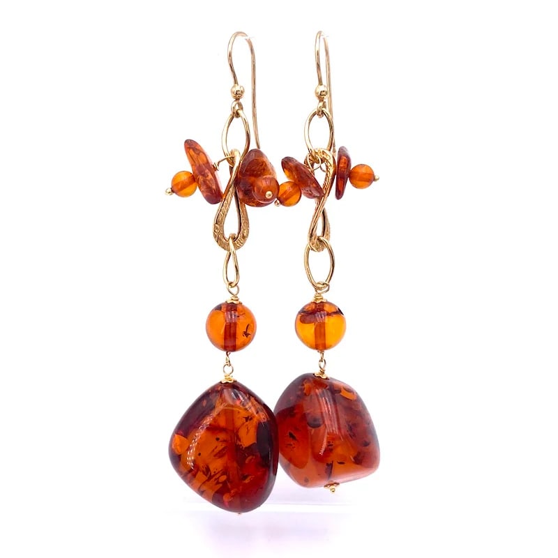Stylish and Exotic 18k Yellow Gold Amber Stone Drop Earrings, Irregular Cut - 8.32 gr: A pair stylish earrings embodying exotic elegance, featuring natural amber stones in irregular shapes, set on an 18k yellow gold chain. The open hoop fastening ensures both comfort and effortless wear
