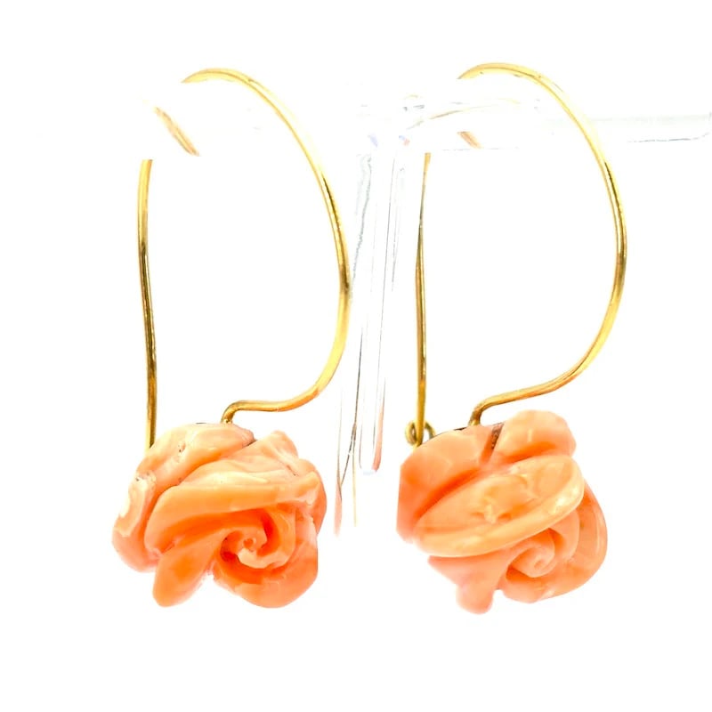 Creative dangling 18k Yellow Gold earrings with carved natural pink coral roses, weight 10.14 gr: Creative dangling earrings crafted in 18kt yellow gold, featuring carved natural pink coral roses in an uneven, unique design. A romantic statement in an oversized style. Weight: 10.14 gr Measurements
