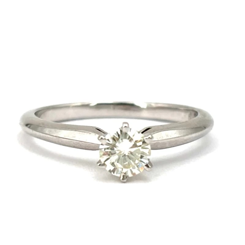 Essential and enduring 0.32ct Diamond set on this 14kt White Gold Ring, - Weight 2.05gr (1 of 5)