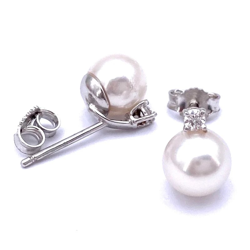 Elegant White Pearl Stud Earrings with Two Diamonds 0.08ct total, in 18kt White Gold - weight 2.91gr (1 of 3)