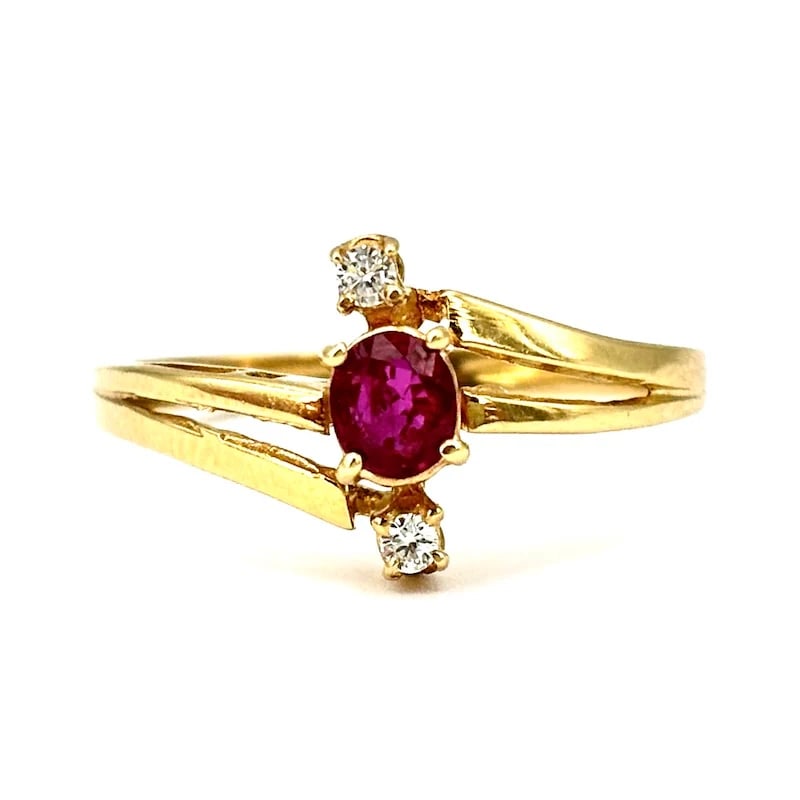 Retro-insopired Twisted 18k Yellow Gold Ring with 0.19ct Oval Rub & 0.07ct Diamonds - weight 2.27gr (1 of 6)