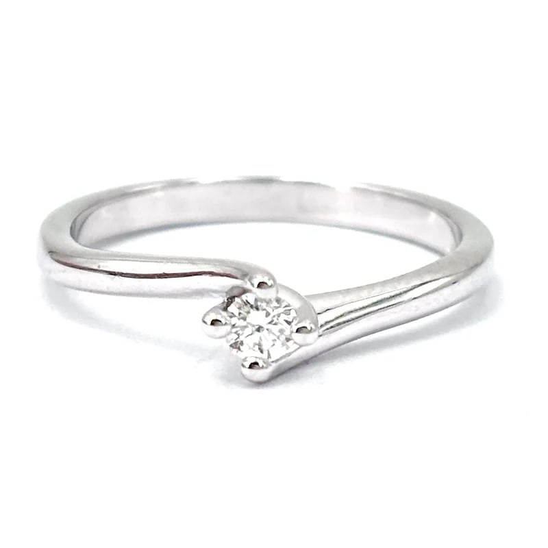 Timeless and classic 18kt White Gold Ring with N. 1 Brilliant 0.09ct Diamond - weight 2.58gr: Timeless and classic 18kt white gold solitaire ring featuring a brilliant-cut diamond, perfect for any special occasion. Weight: 2.58 gr Ring Size: US 6+1/2 N. 1 Diamond weighing 0.09ct with G-VS colo