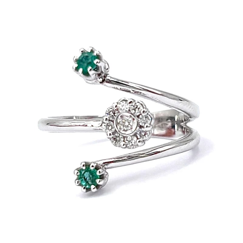 A sophisticated 18k White Gold Overlapping Band Ring with 0.16ct Emerald & 0.11ct Diamonds, 3.66gr (1 of 5)