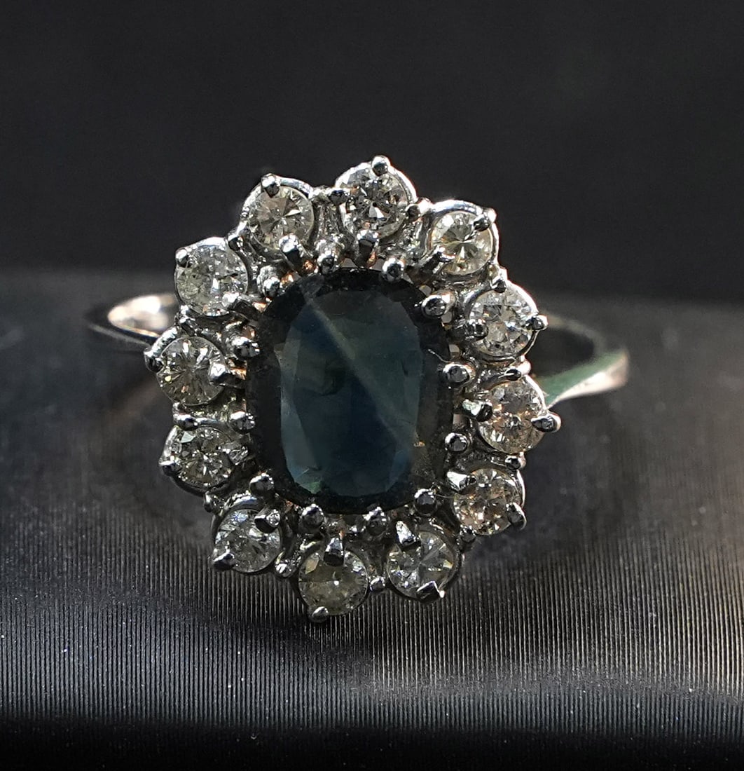Beautiful18K White Gold Ring with Central Sapphire Surrounded by 0.96ct Diamonds, 3.55gr (1 of 4)